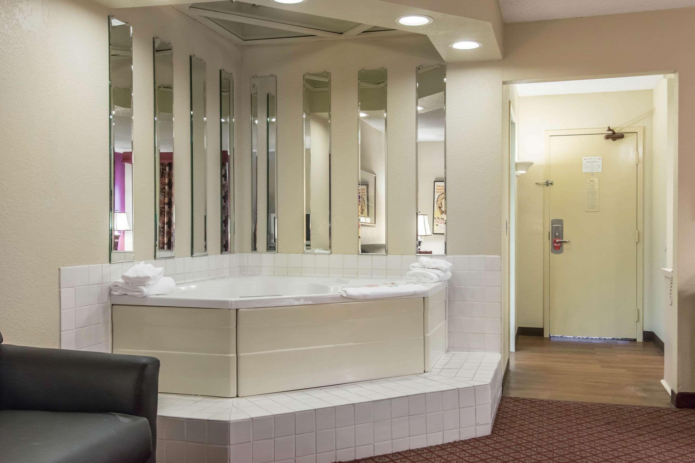 Econo Lodge Inn & Suites Джоплин Экстерьер фото