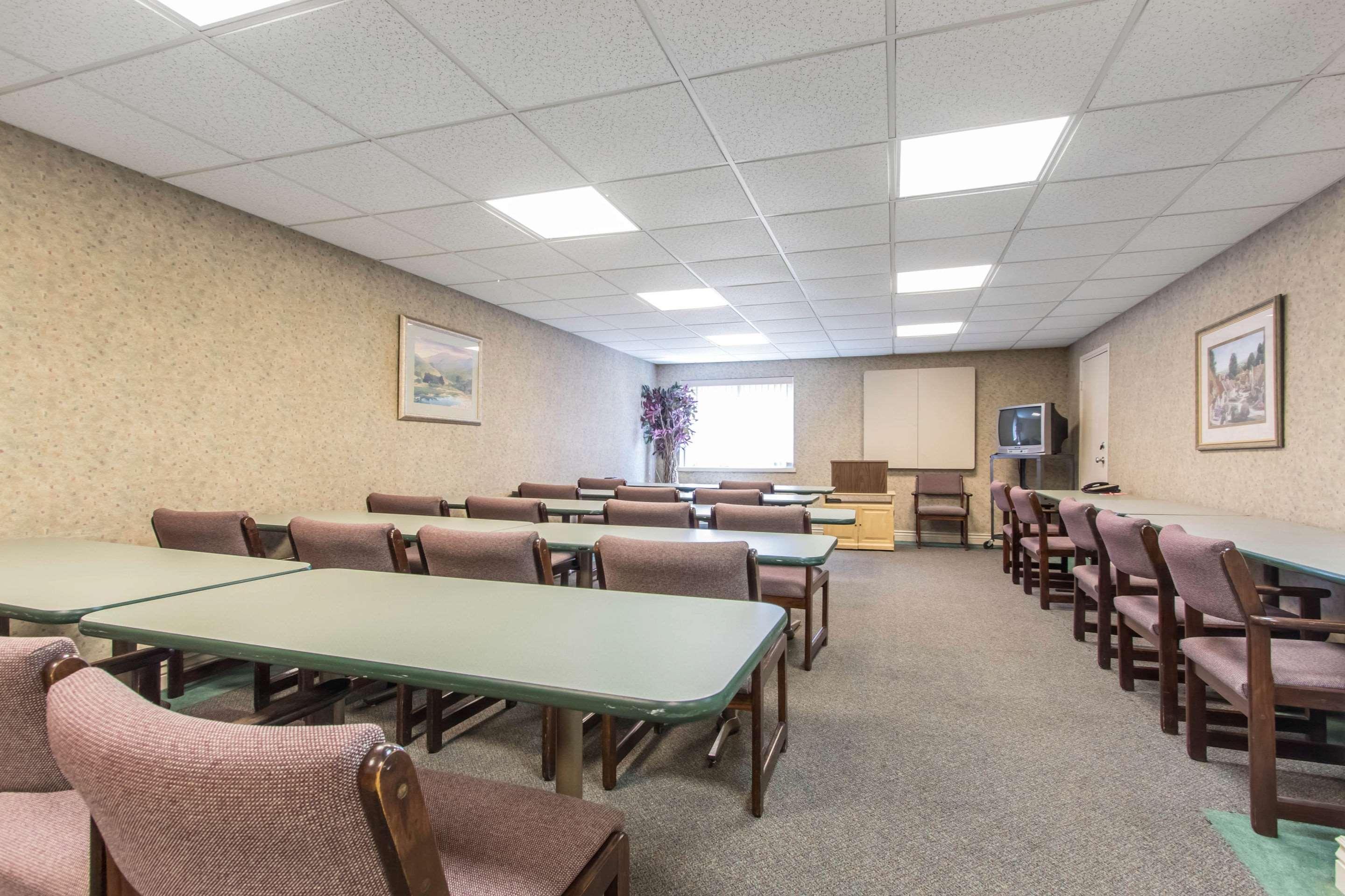 Econo Lodge Inn & Suites Джоплин Экстерьер фото