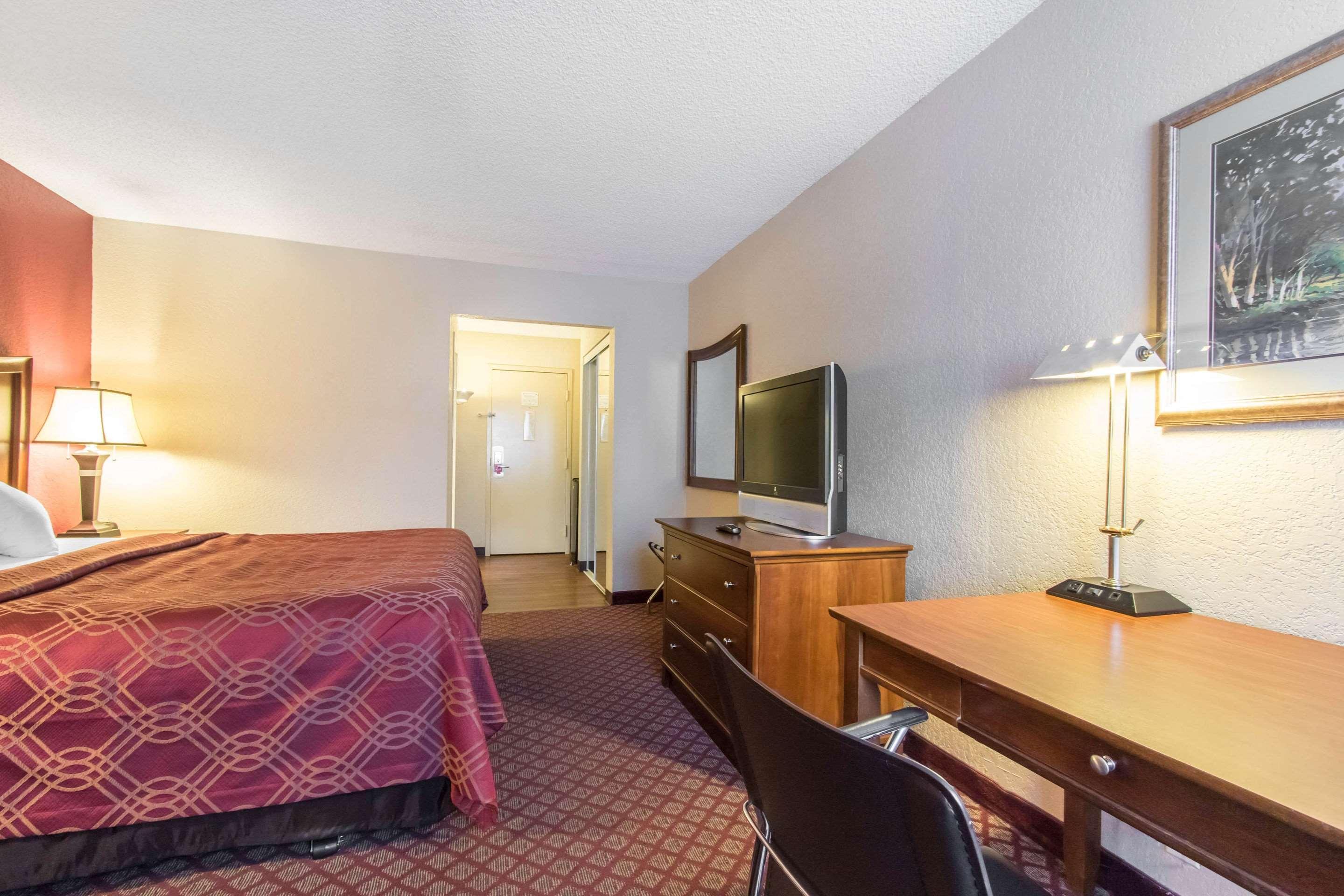 Econo Lodge Inn & Suites Джоплин Экстерьер фото