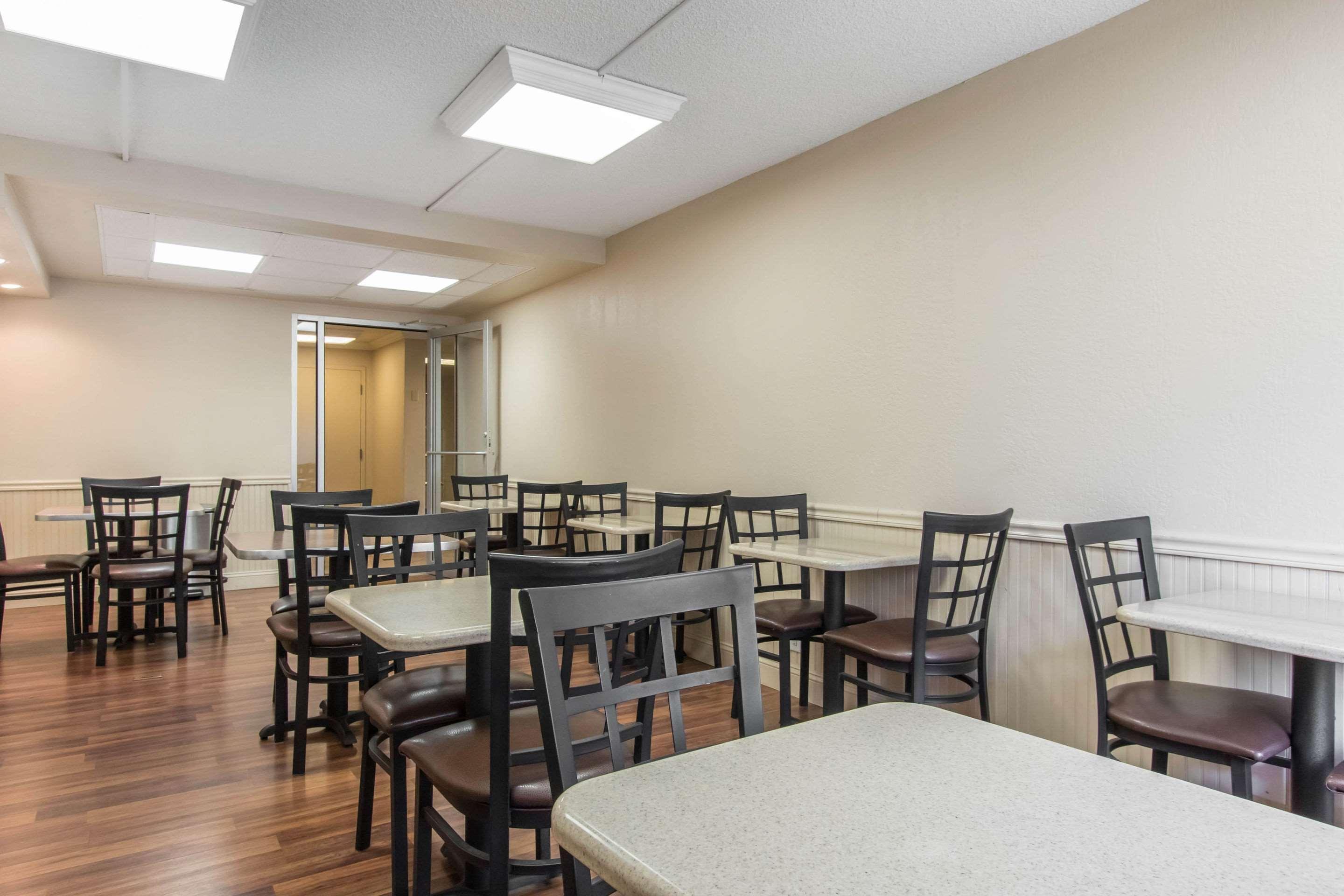 Econo Lodge Inn & Suites Джоплин Экстерьер фото